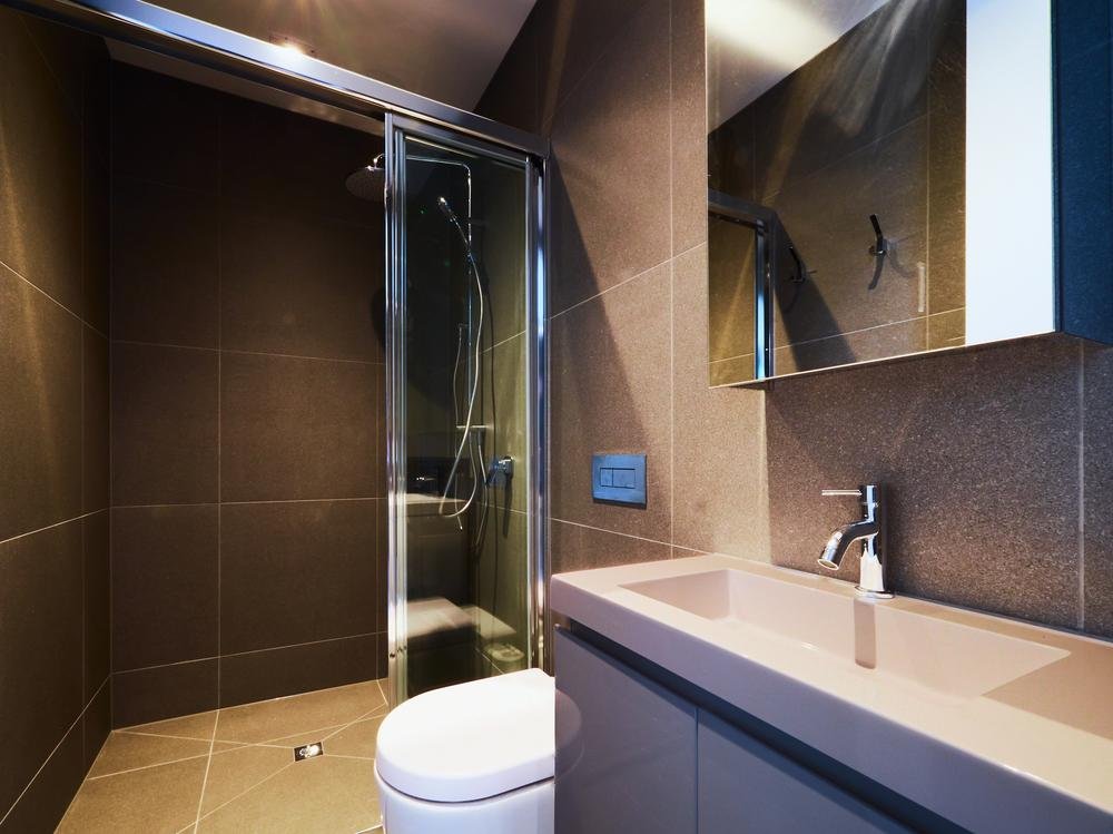 Ensuite bathroom with full-height tiling