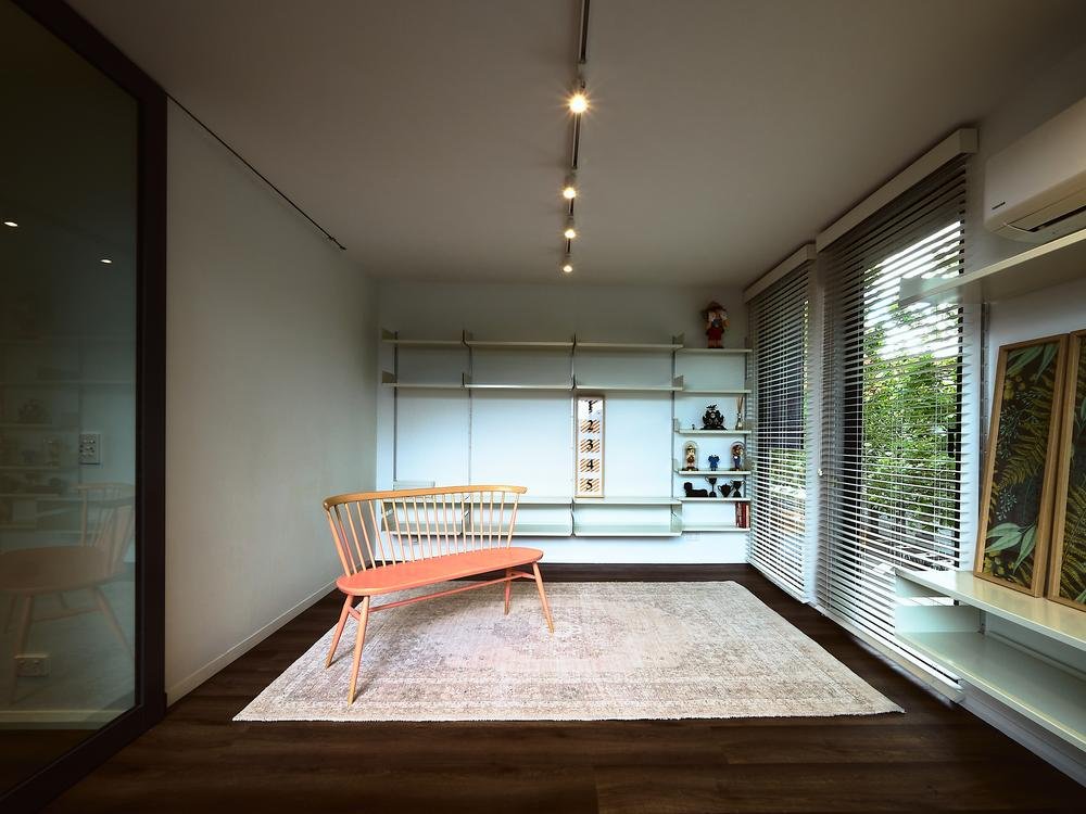 Reading lounge with Vitsoe shelving